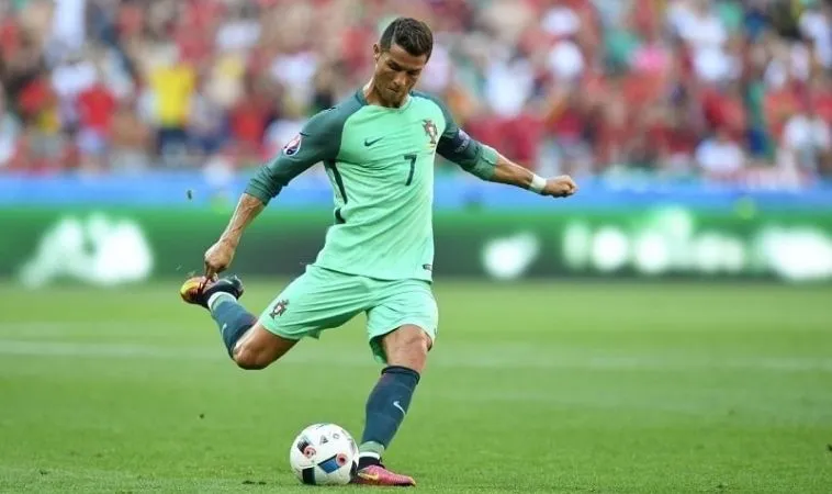 Kỹ thuật sút bóng xoáy trong bóng đá