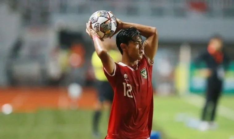 Thử Thách Ném Biên: Ai Là Người Chuyên Nghiệp? 2 Luật ném biên trong bóng đá