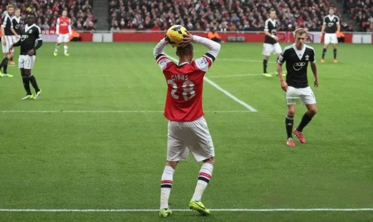 Ném Biên Có Việt Vị? Câu Trả Lời Ngay 2 Chạy theo góc ném biên để tránh việt vị trong bóng đá