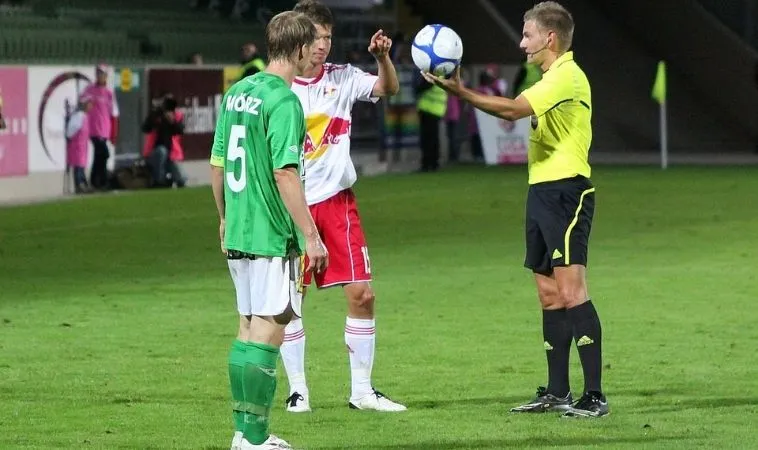 Làm Thế Nào Để Bắt Đầu Trận Đấu Bóng Đá Như Một Chuyên Gia? 2 Cách bắt đầu và bắt đầu lại trận đấu bóng đá