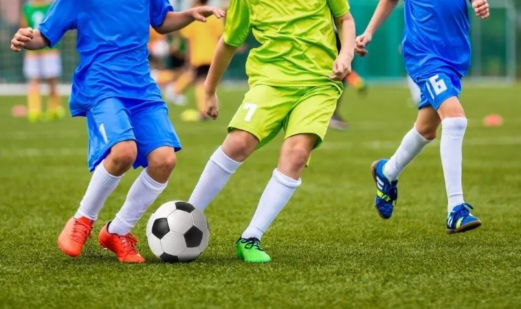 Vị trí đá thòng trung vệ trong bóng đá