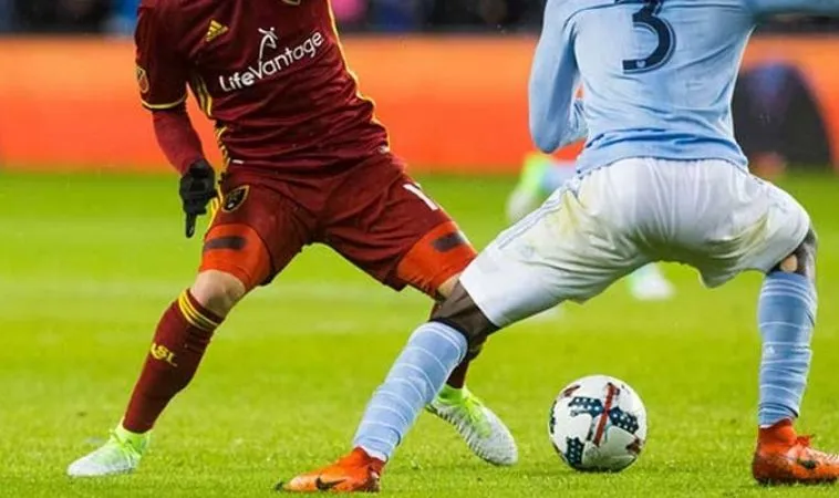 Kỹ thuật qua người trong bóng đá