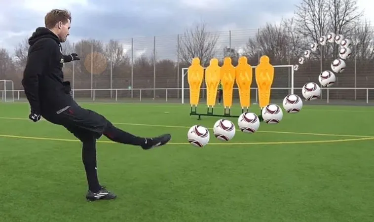 kỹ thuật sút bóng xoáy trong bóng đá