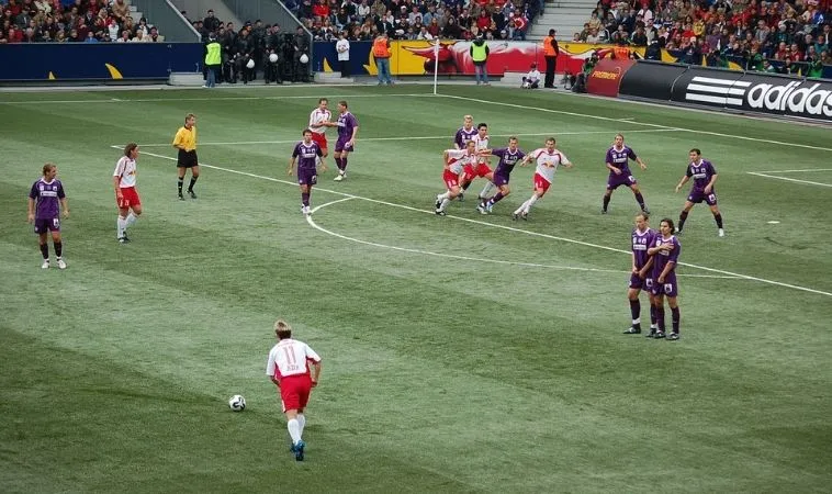 Luật Đá Phạt: Những Điều Cần Biết Trước Mỗi Trận Đấu 1 luật đá phạt trong bóng đá