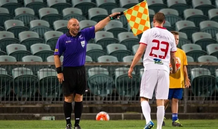 trợ lý trọng tài trong bóng đá