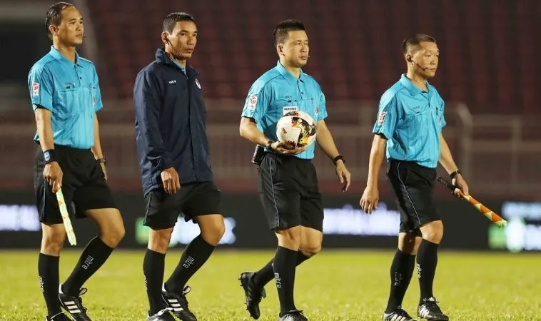 Các trợ lý trọng tài trong bóng đá